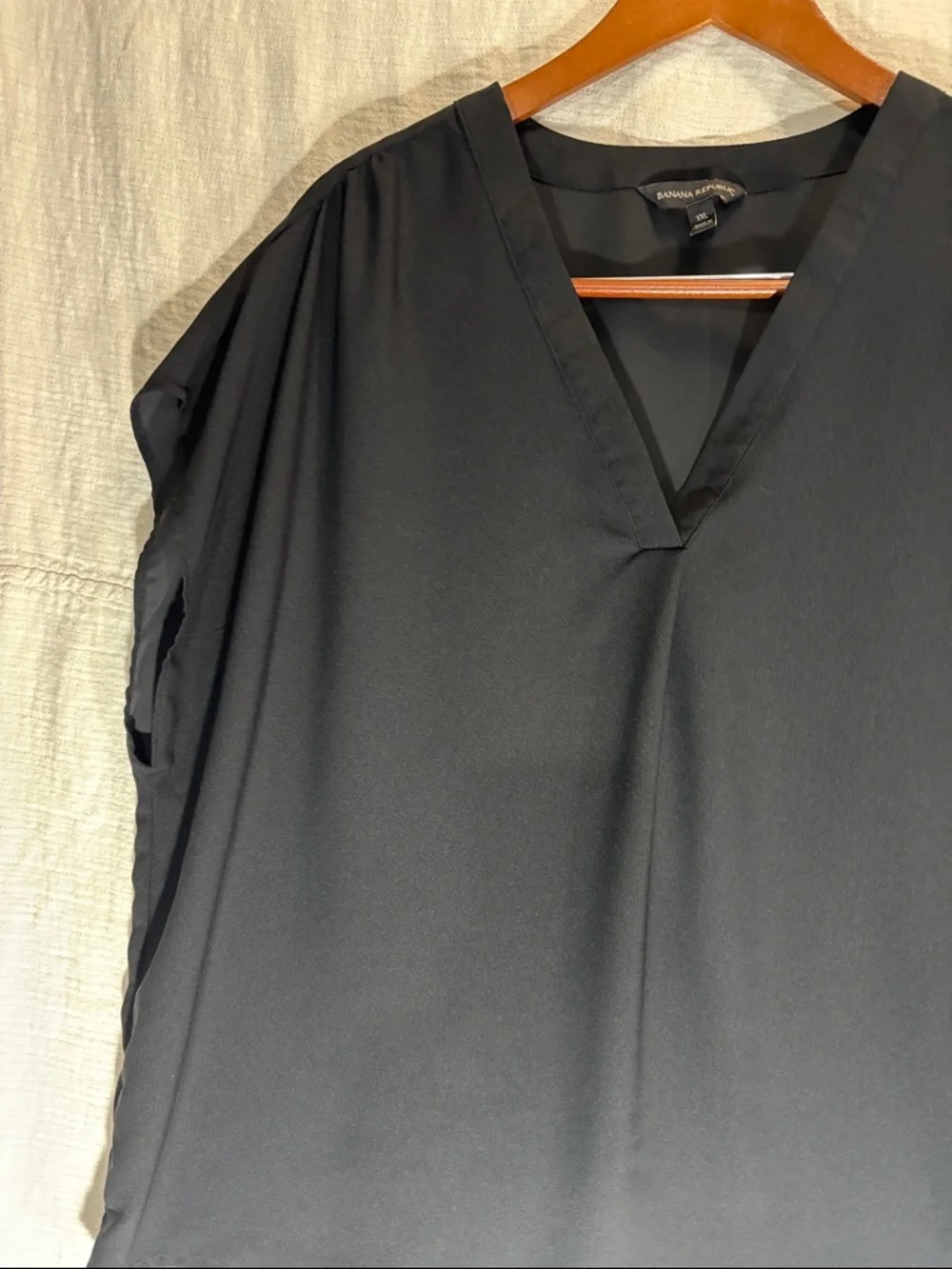 Banana Republic Black V-Neck Flowy Cap Sleeve Blouse